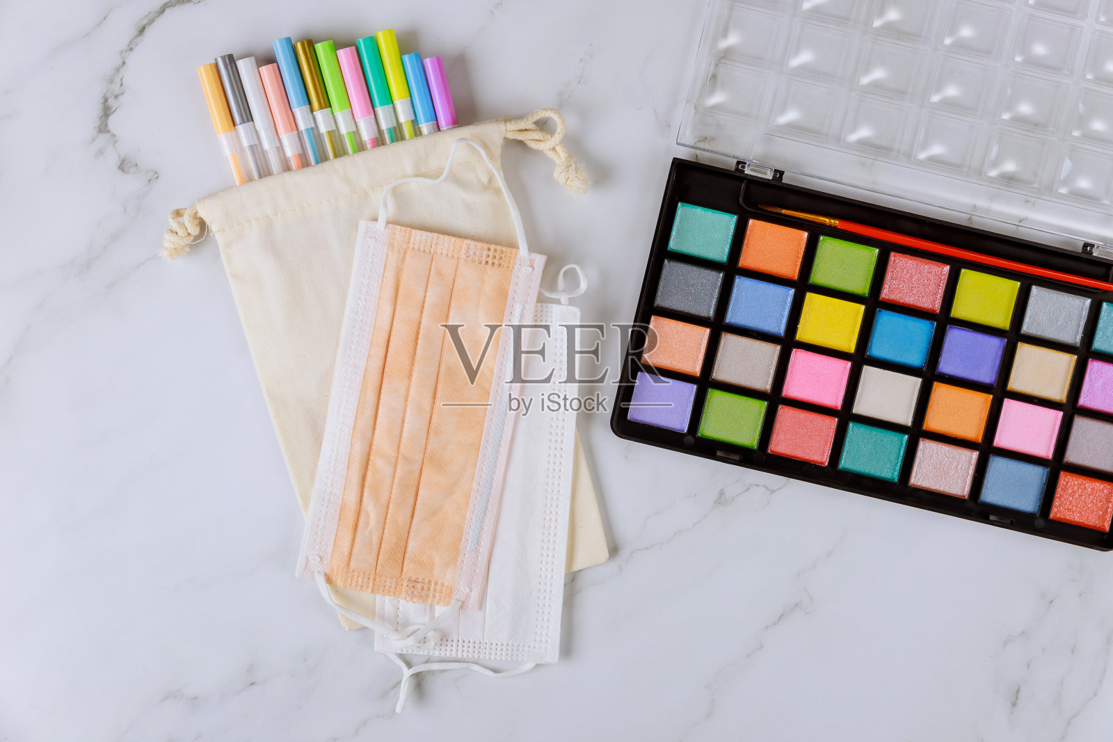 防护口罩和艺术用品。回到学校的概念。照片摄影图片