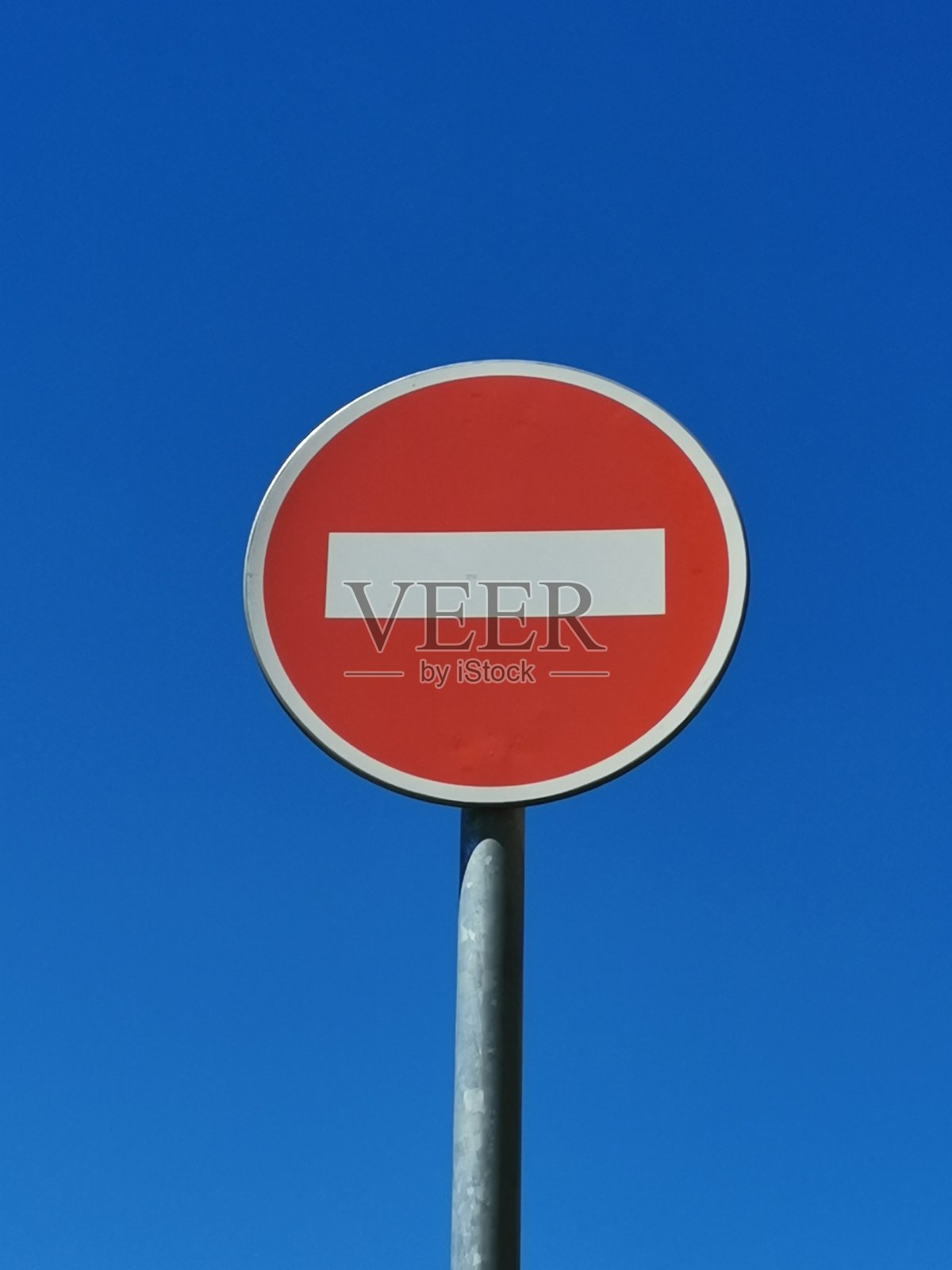 蓝色天空背景下的停止标志照片摄影图片