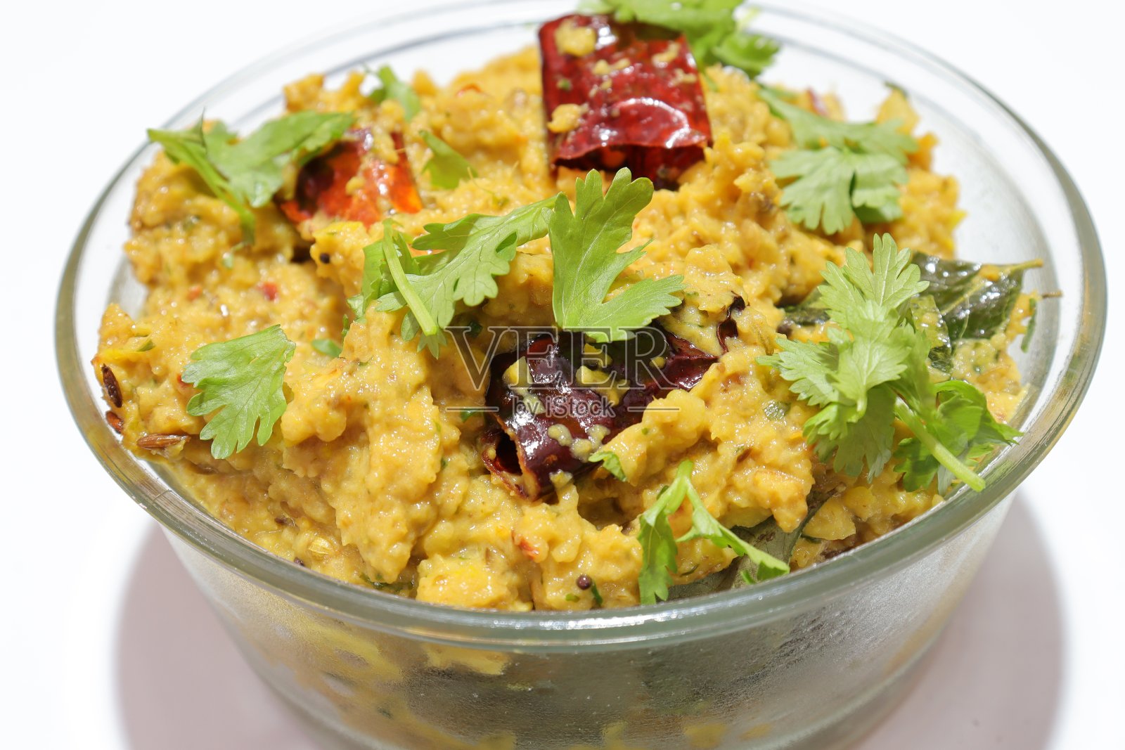 新鲜有机萝卜，酸辣酱孤立在白色背景照片摄影图片