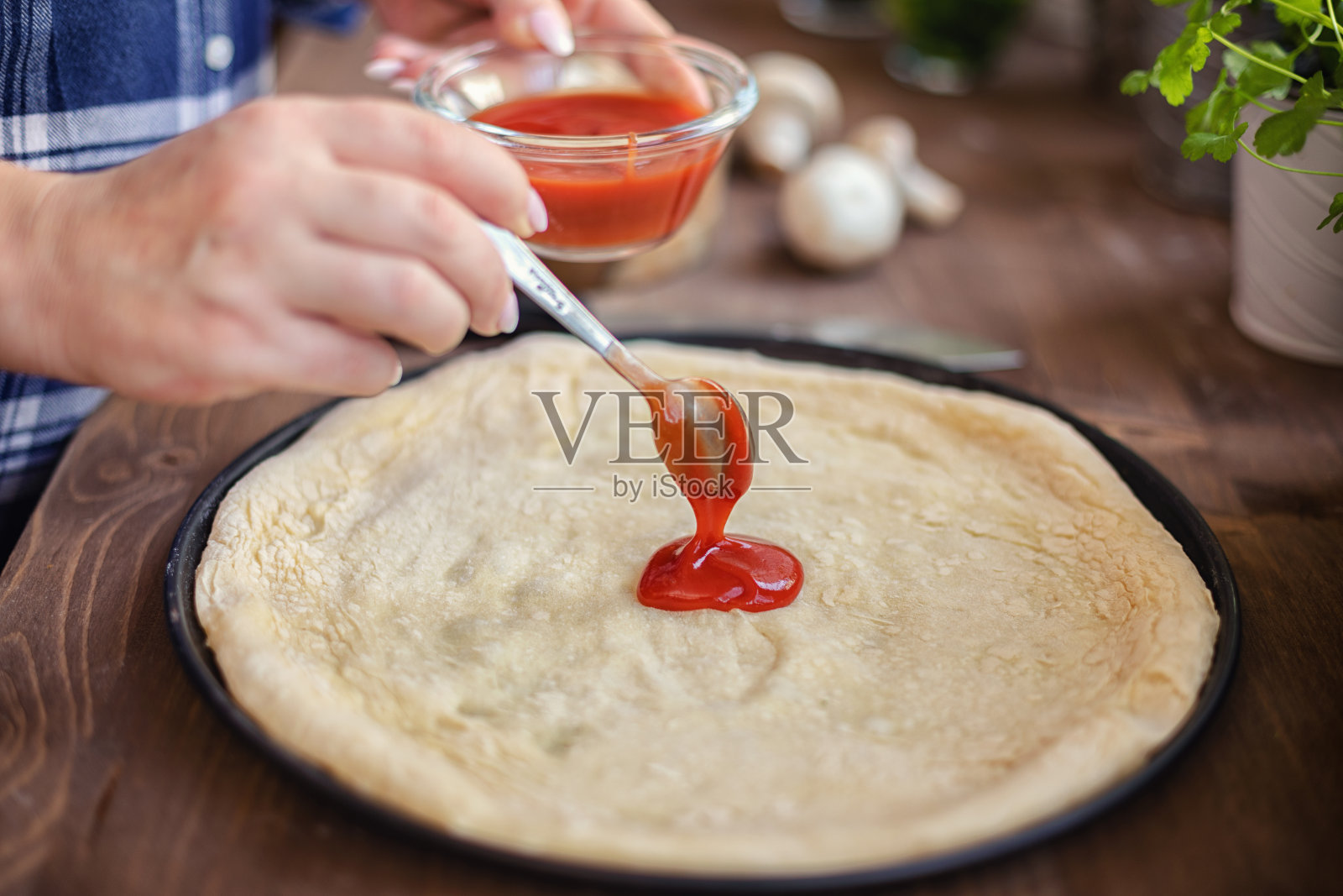 准备自制新鲜披萨的年轻女性照片摄影图片