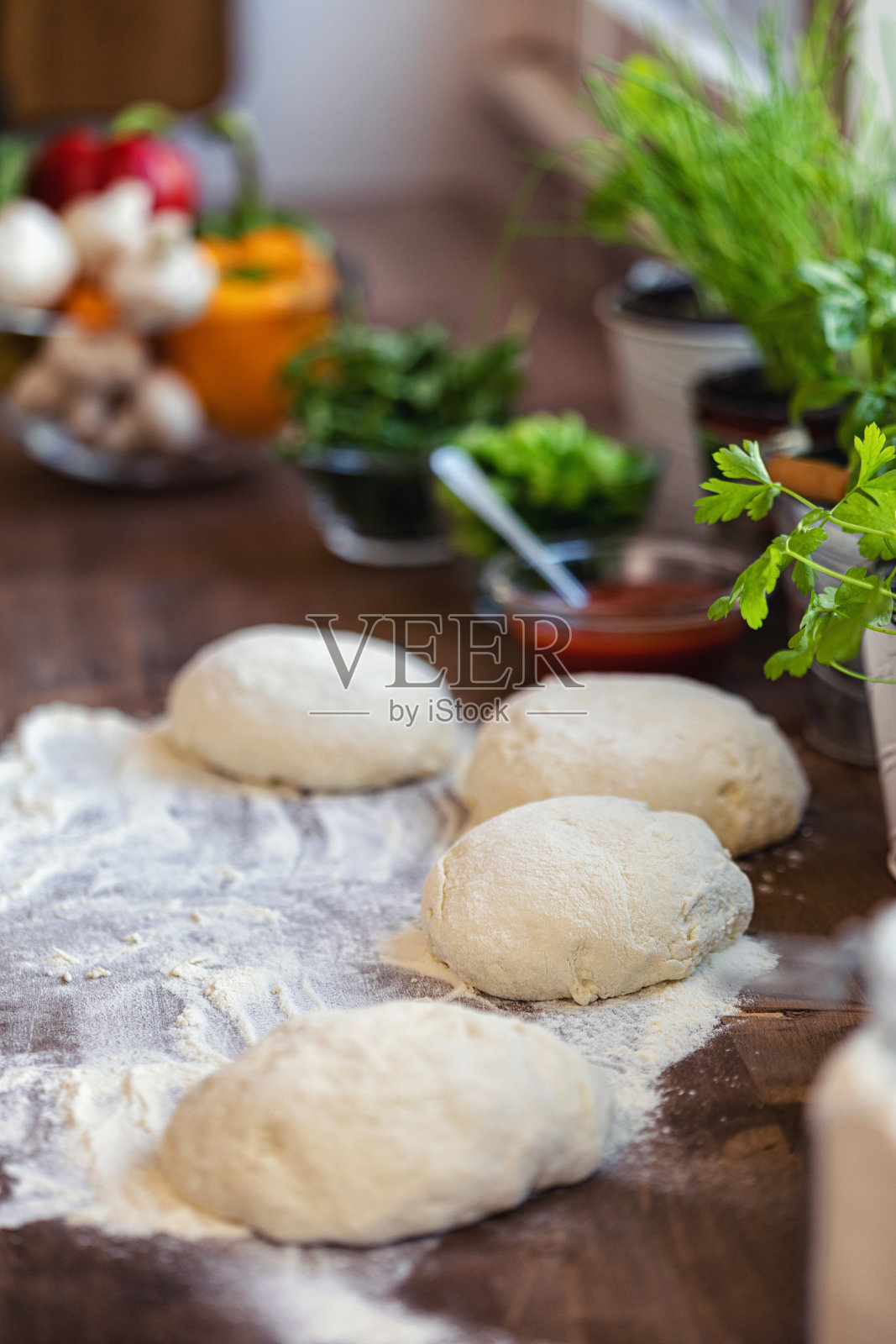 准备新鲜的自制披萨照片摄影图片