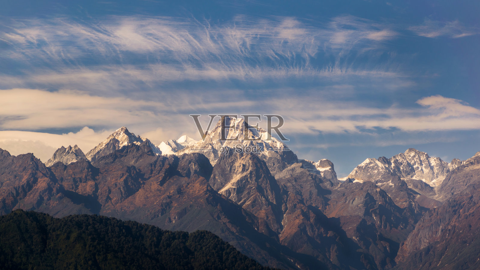 壮丽的小喜马拉雅山景色。照片摄影图片
