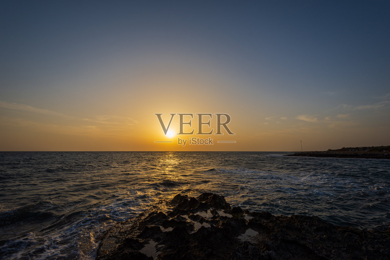 亚得里亚海。Ostuni,普利亚区。日出。照片摄影图片