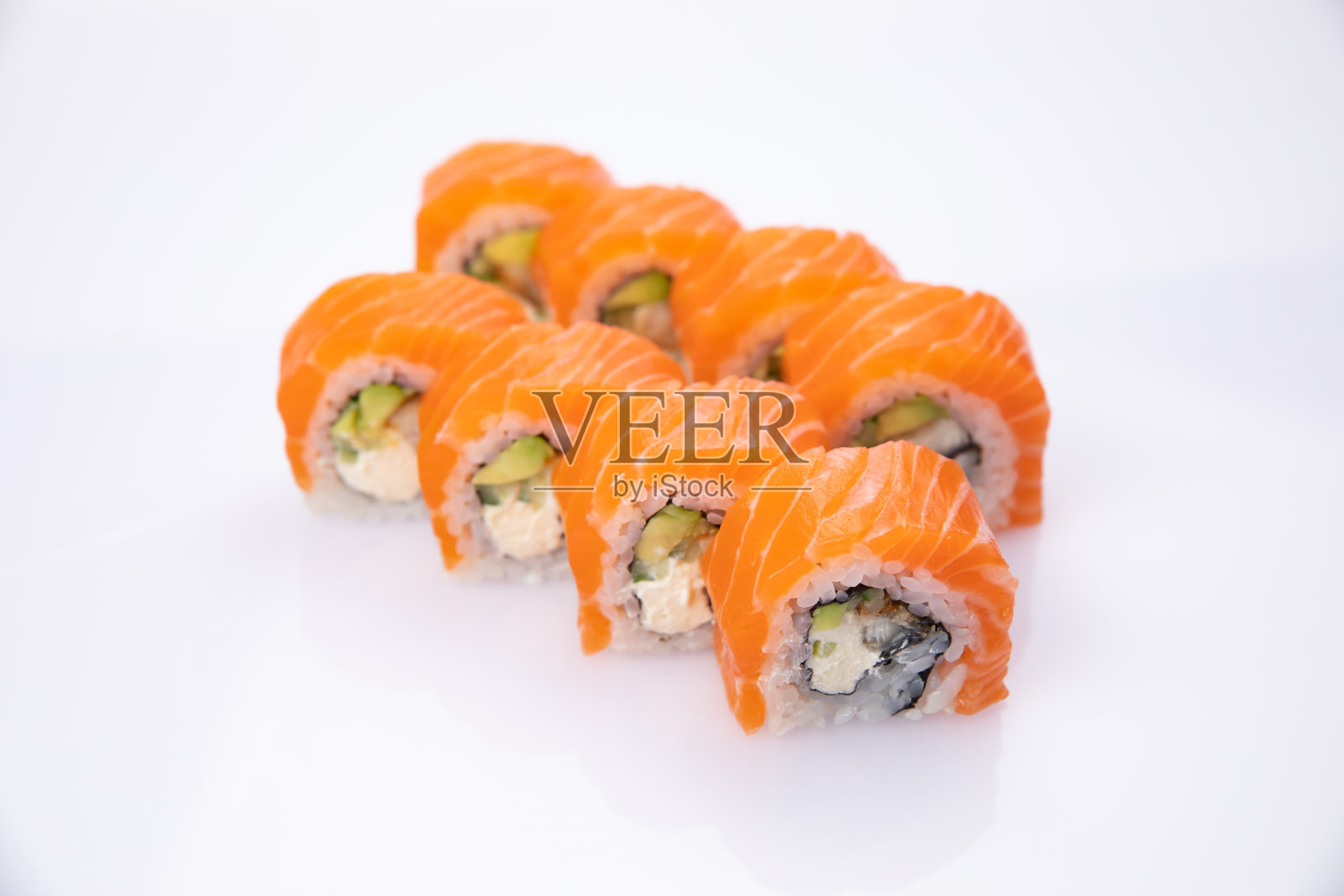 日本料理。白色背景上的寿司卷。照片摄影图片