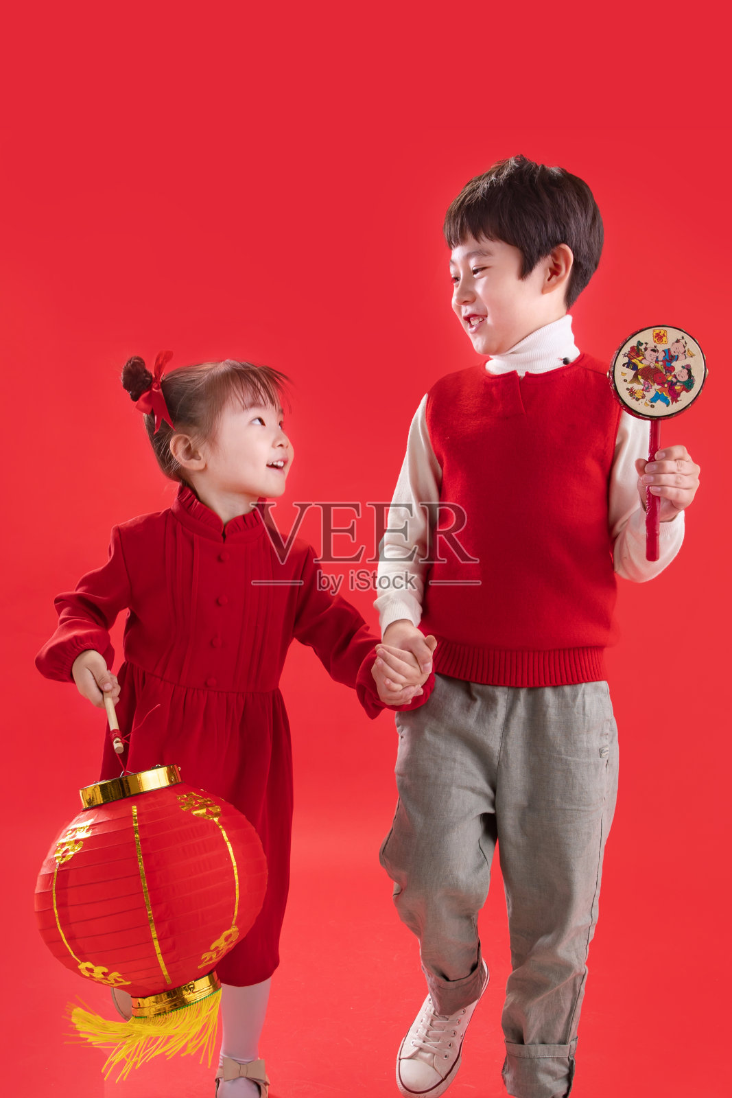 两个孩子提着红灯笼照片摄影图片