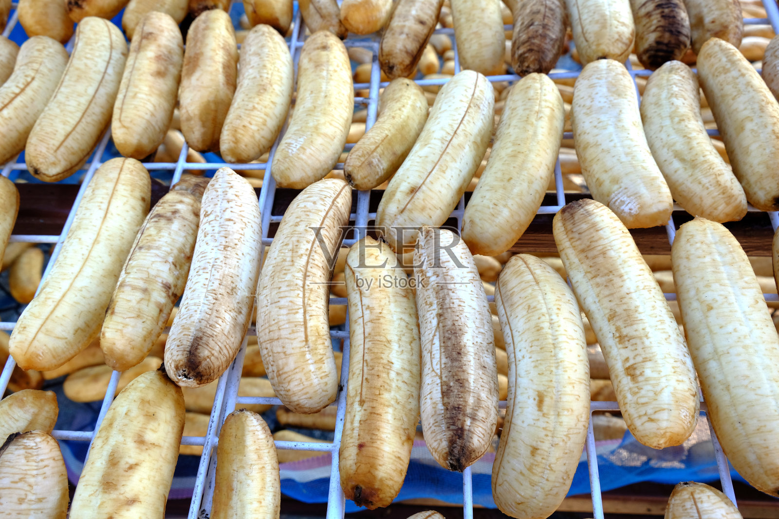 用太阳能晒干的香蕉很好吃。照片摄影图片