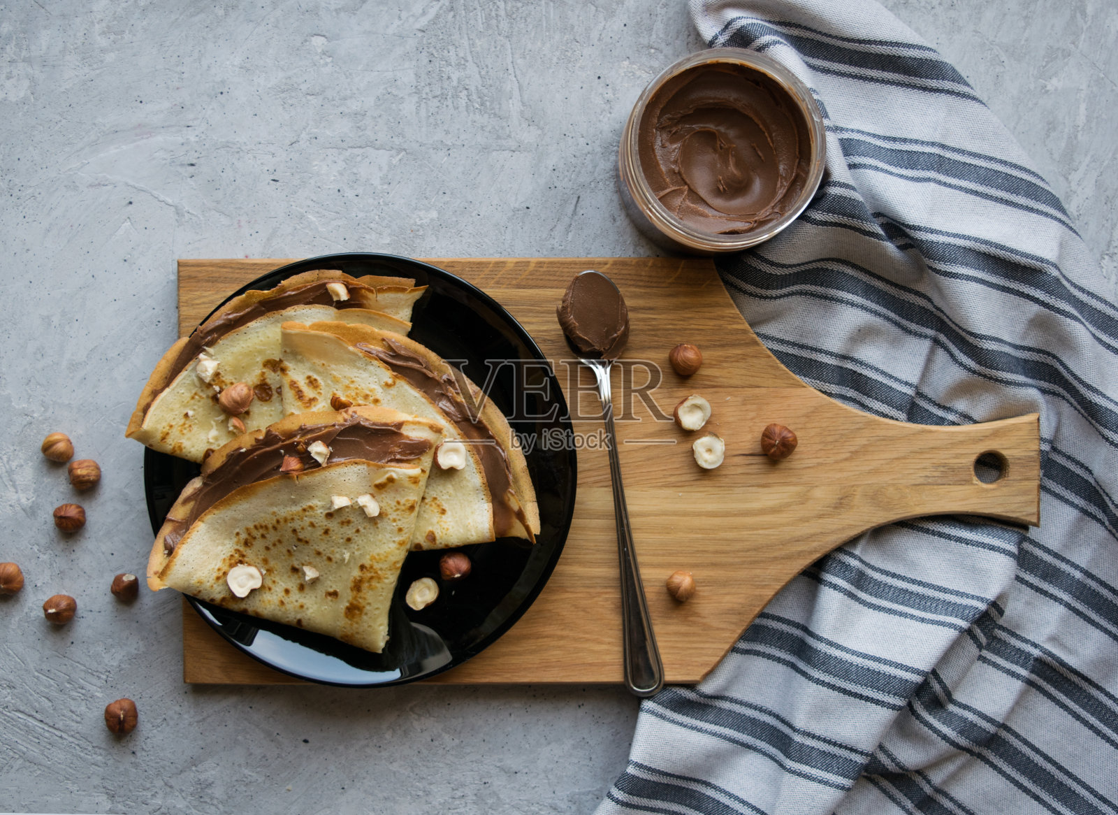 铺着巧克力酱的煎饼放在木架上。照片摄影图片