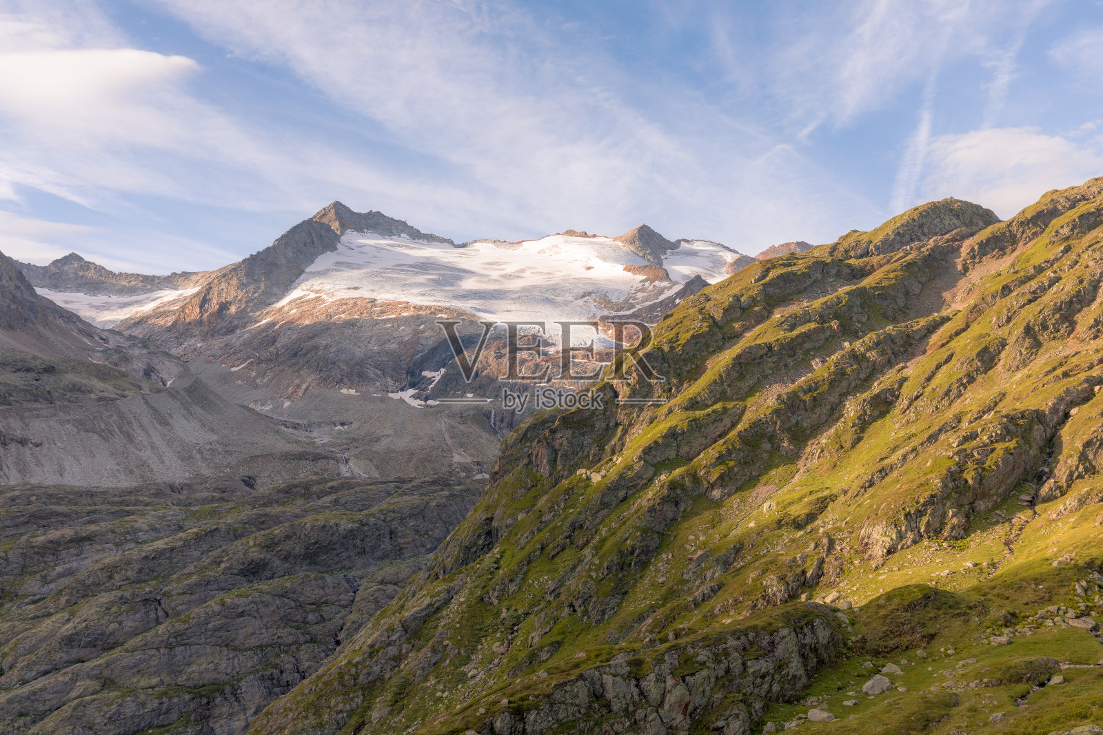 清晨的瑞士阿尔卑斯山照片摄影图片