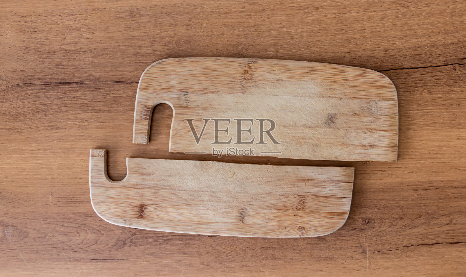 旧的开裂的木砧板。与碎砧板粘接。照片摄影图片