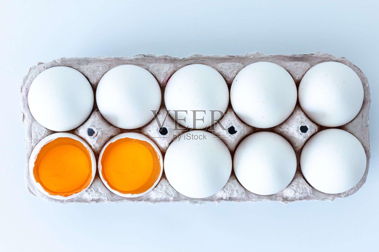 黄色的破碎的鸡蛋。打碎的鸡蛋在容器里。村鸡蛋。为厨房准备的美味鸡蛋。美味的早餐配早餐。照片摄影图片