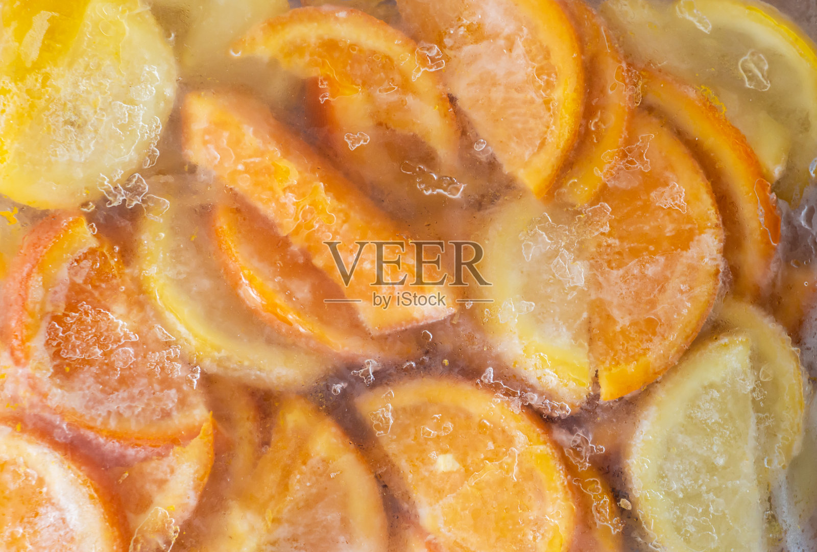 冷冻柠檬，橘子，草莓，猕猴桃放在冰箱的袋子里。新鲜可口的果汁。冷冻水果做柠檬水。夏天的新鲜柠檬橙。照片摄影图片