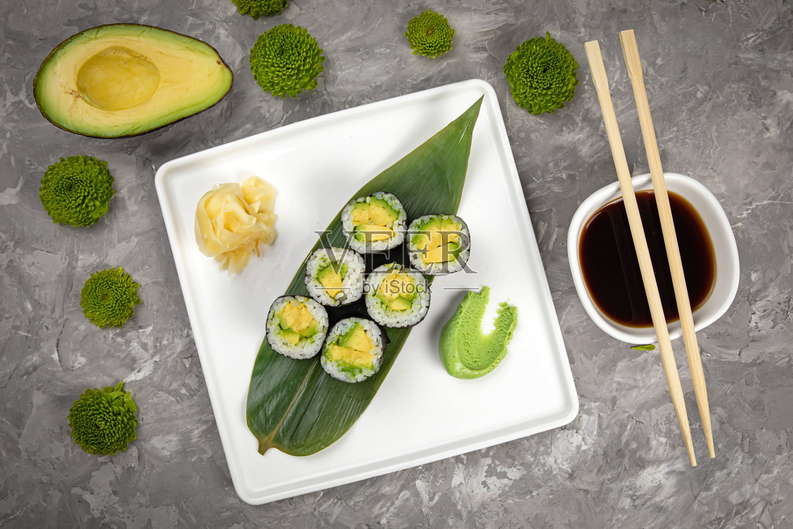 日本料理。寿司在灰色的混凝土背景上滚动。照片摄影图片