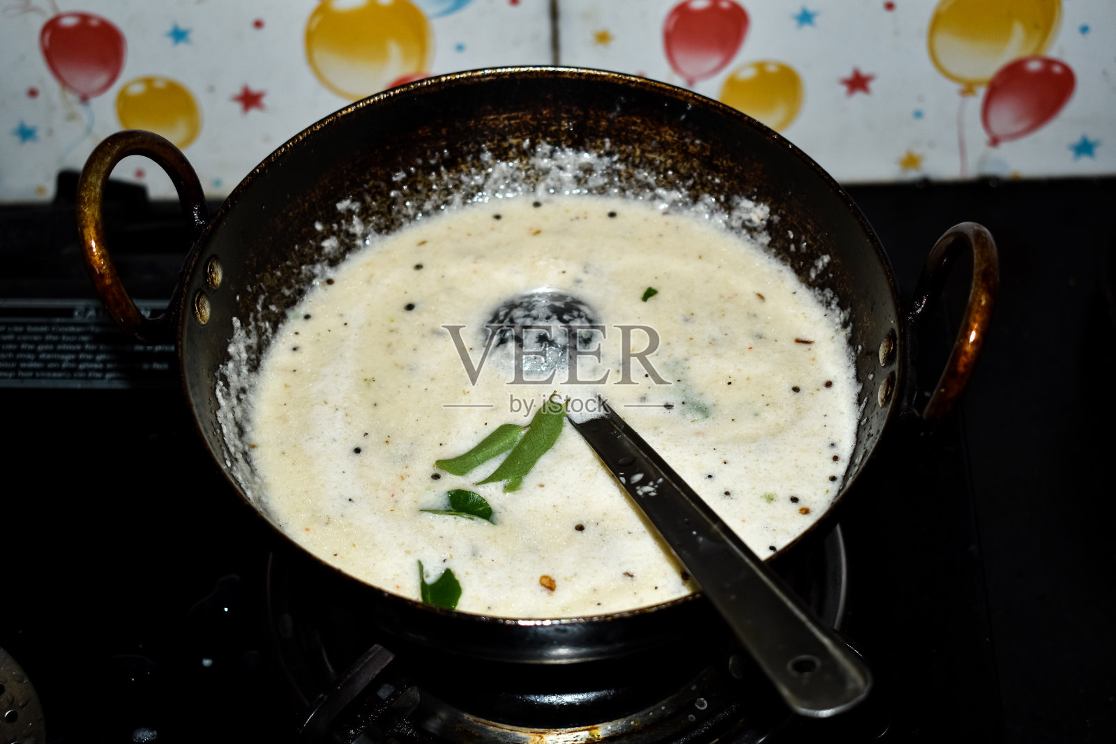 南印度菜-白椰子酸辣酱准备在平底锅或khadai。选择性应用的关注。照片摄影图片