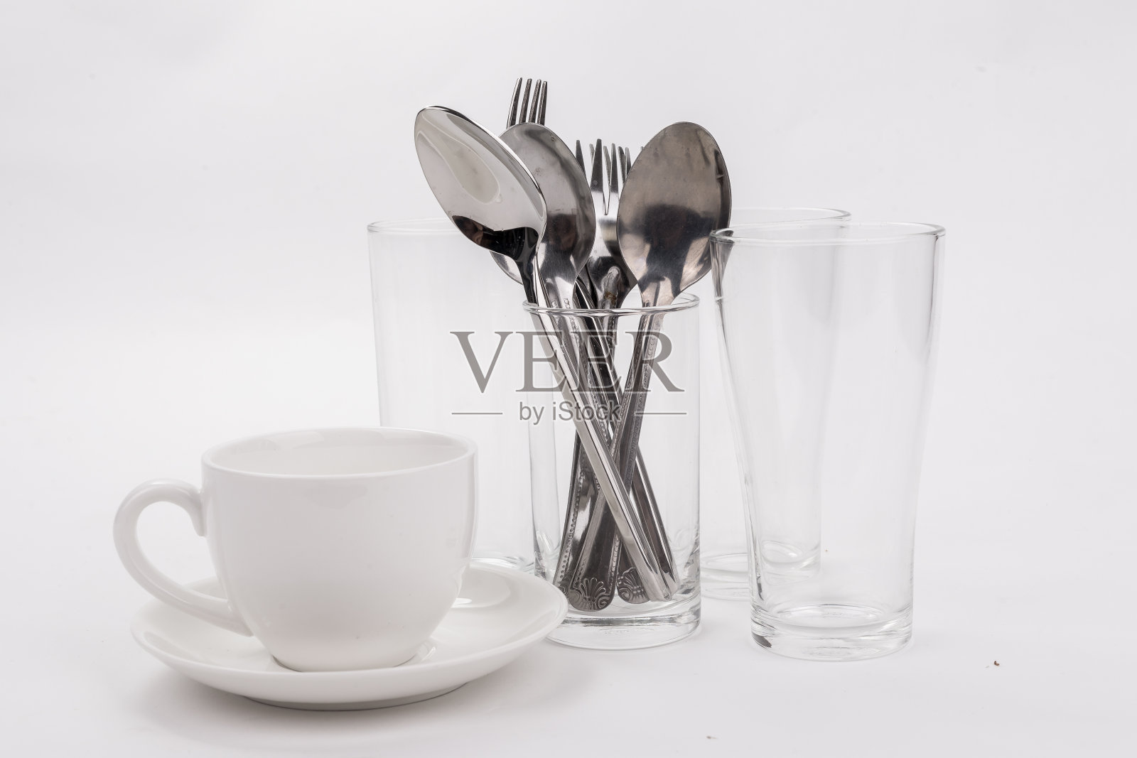 一套白色盘子和厨房用具照片摄影图片