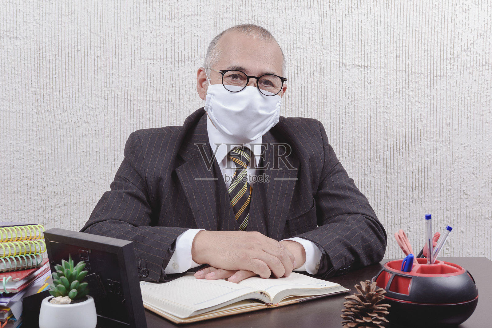 学校老师在你的桌前照片摄影图片