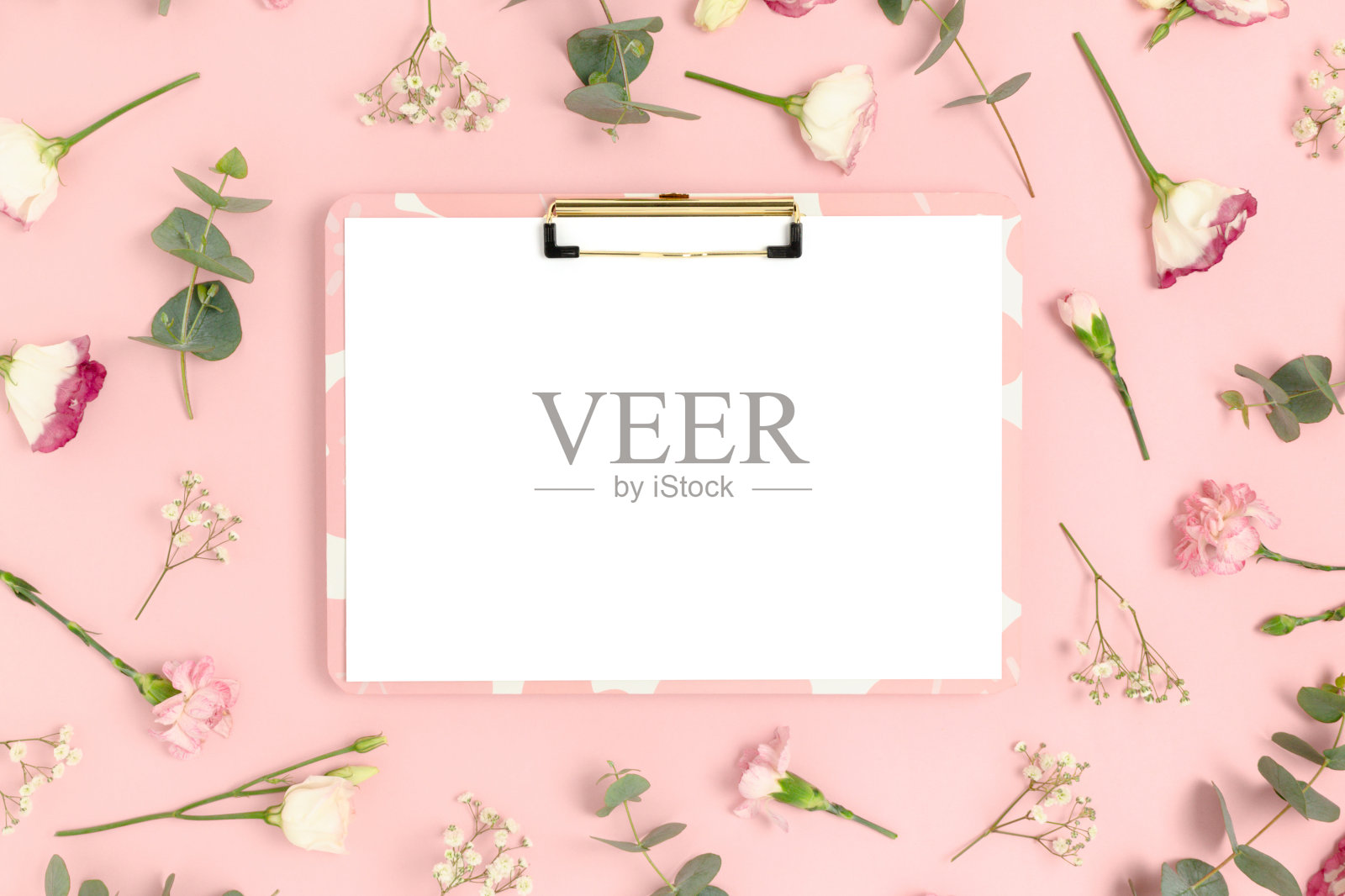 剪贴板模型与空白纸卡。图案的花朵在粉红色的柔和的背景。照片摄影图片