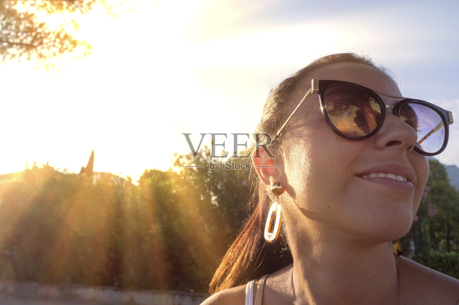 阳光下微笑的女孩照片摄影图片