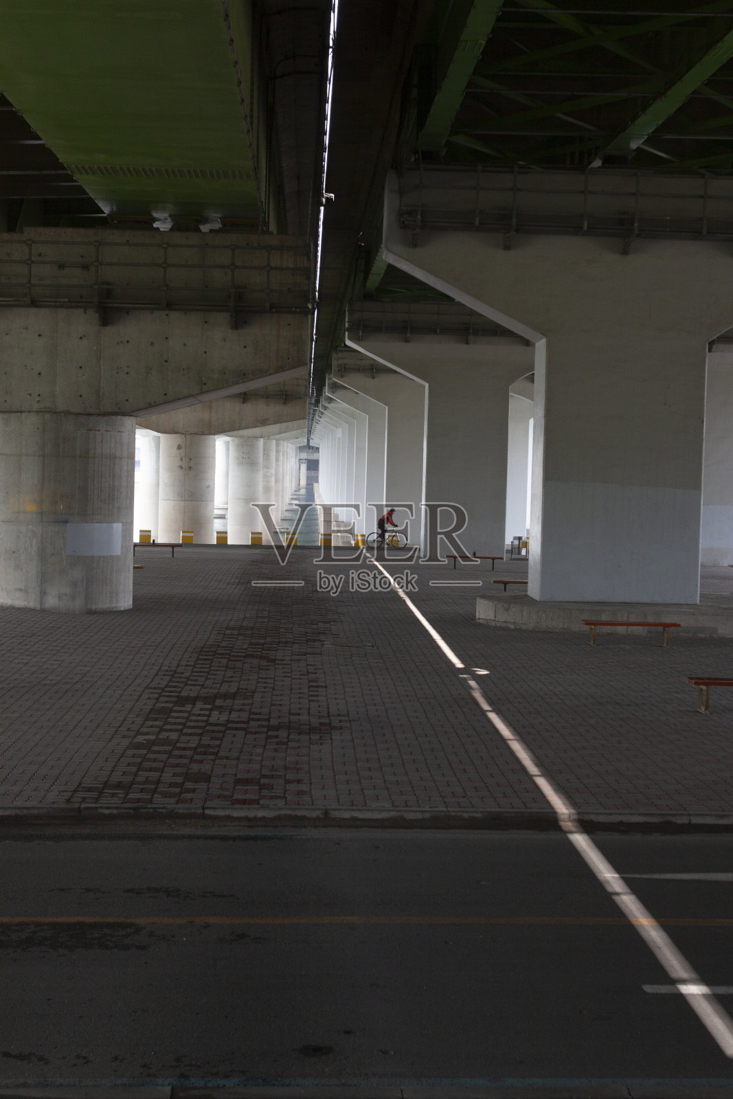 桥下，看江边风景照片摄影图片