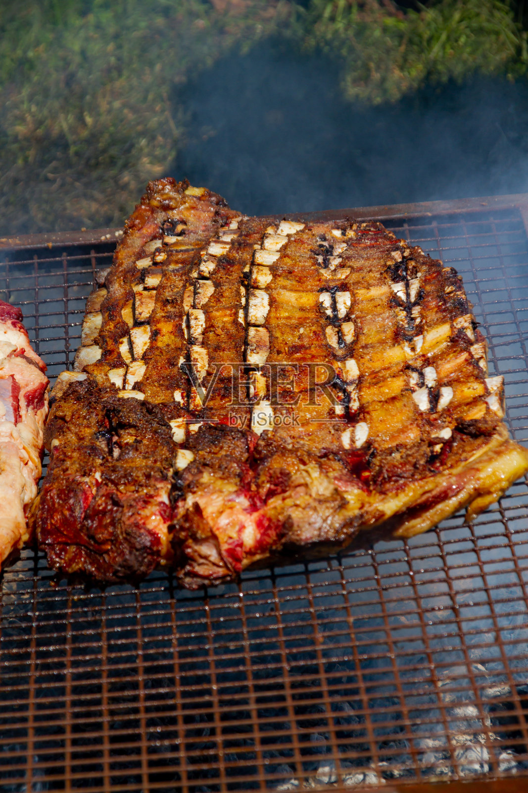 牛排在烤架上烤着照片摄影图片