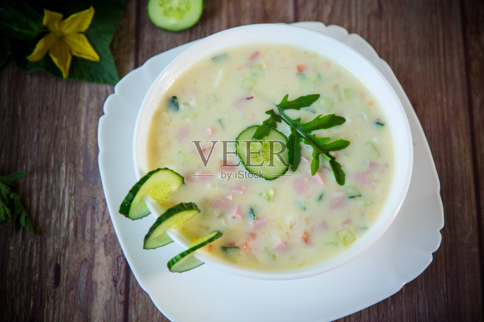 木桌上放着夏季黄瓜汤和蔬菜照片摄影图片