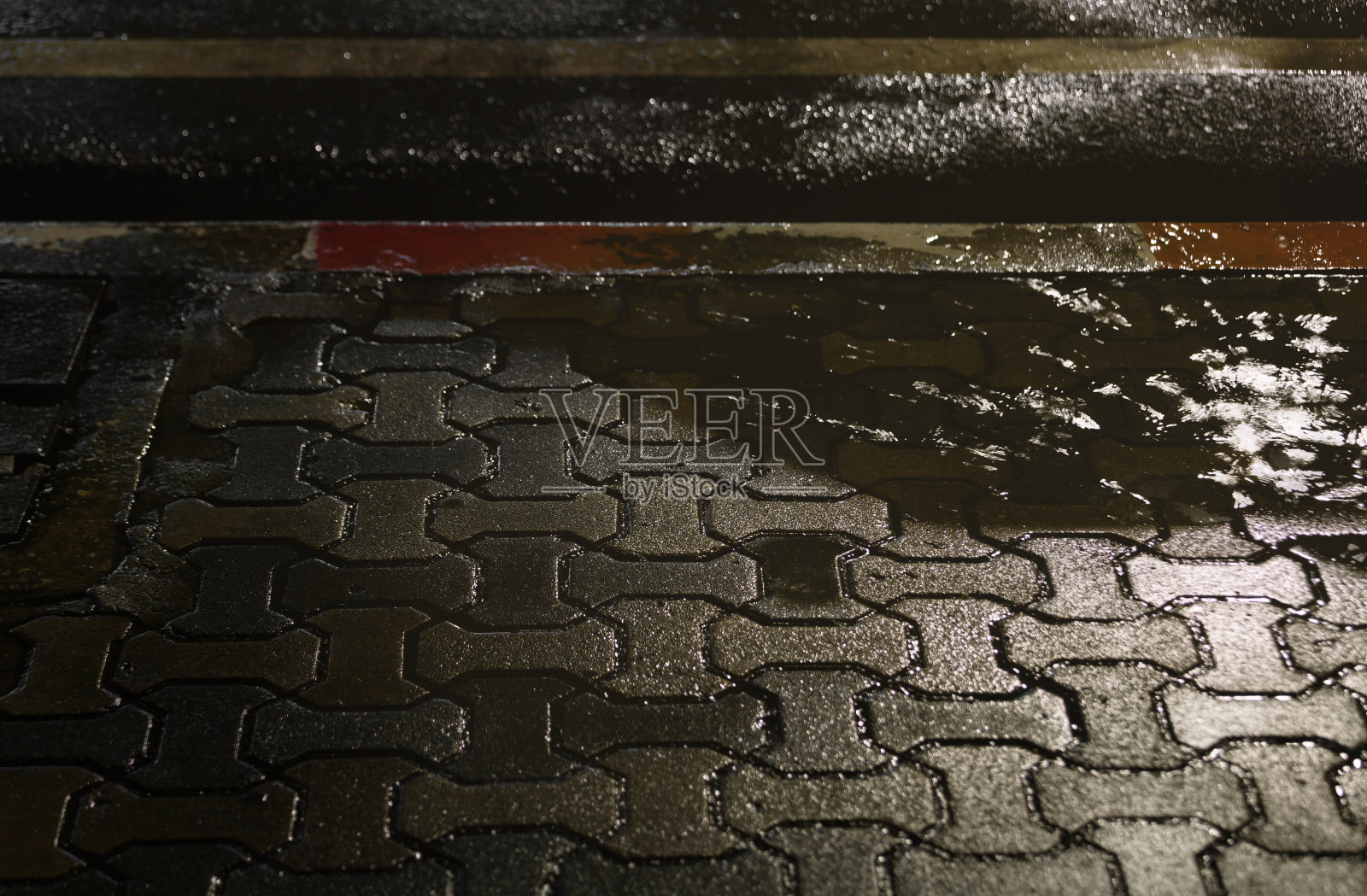 晚上下大雨后的湿路。照片摄影图片