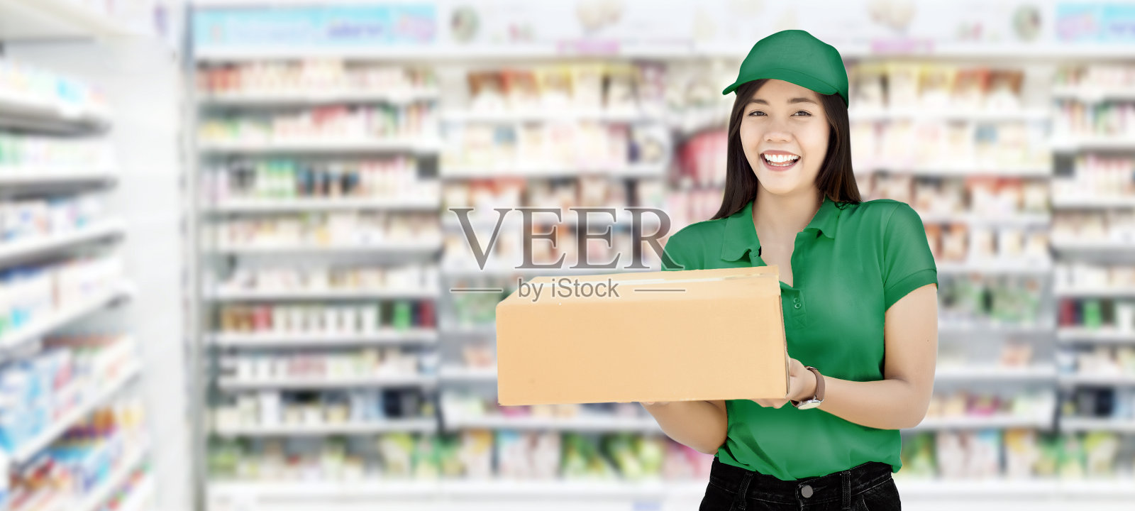 快乐的送货服务，从商品到客户照片摄影图片