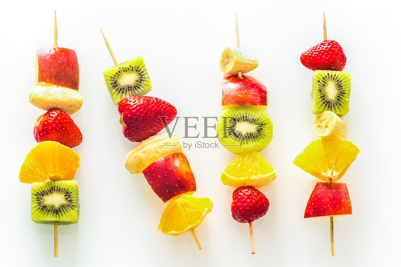 美味的水果串在白色的背景，健康的概念，无脂肪的营养照片摄影图片