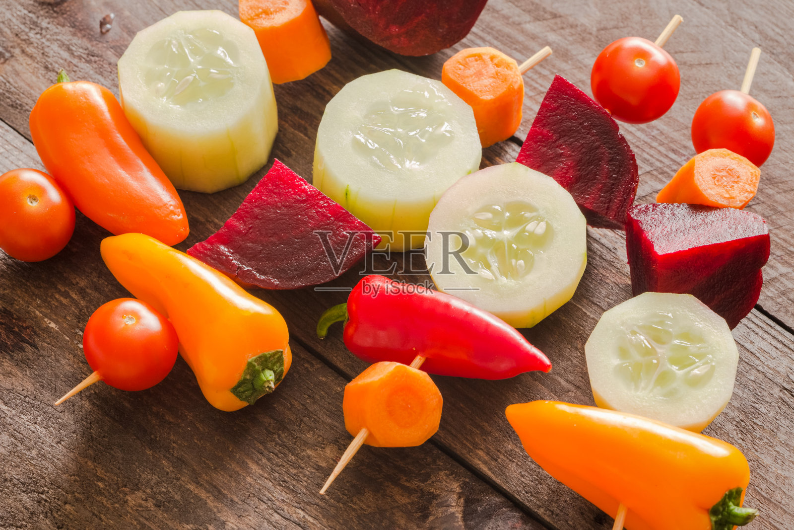 蔬菜串木制的背景/健康无脂肪营养的概念照片摄影图片