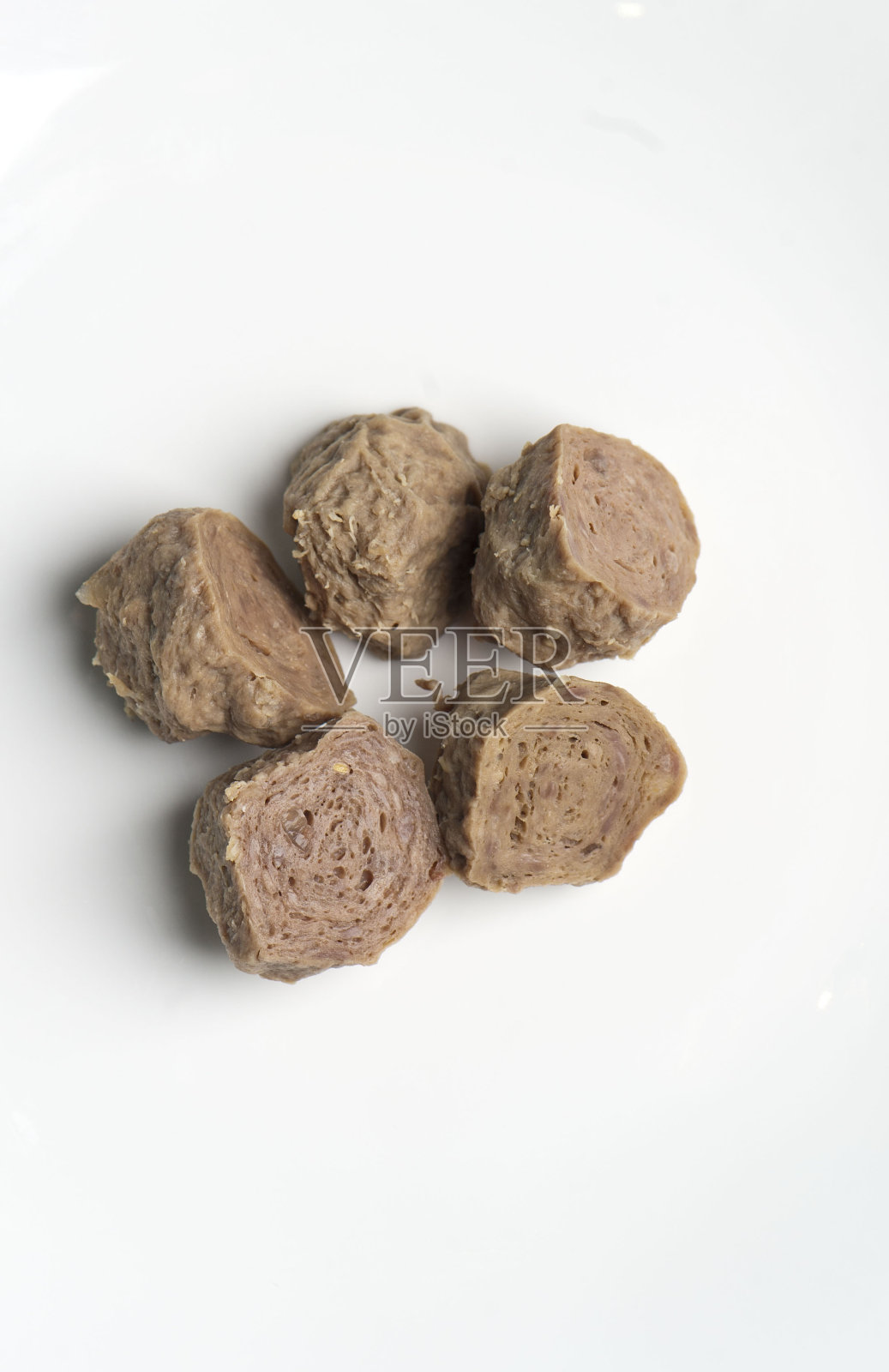 泰式炒粉，拉面汤或粉，肉，酱料和配菜。经典的日本越南菜或泰国菜配料，猪肉，牛肉，鸡肉，面条，猪肉，鸡肉，豆腐，葱，香菜，花生，豆芽和辣椒酱。照片摄影图片