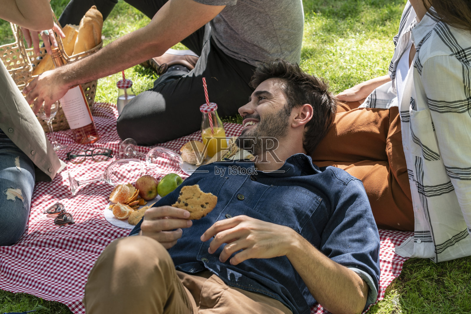 朋友们在公园野餐。照片摄影图片