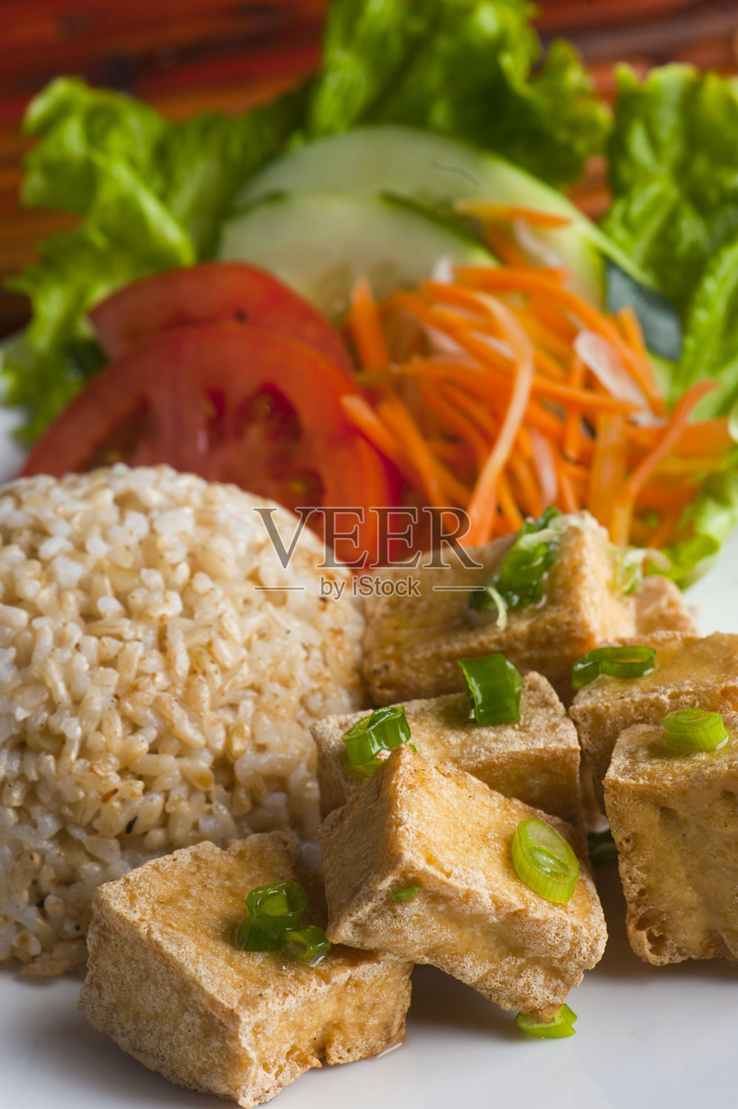 越南菜，中餐外卖。调味牛肉、鸡肉或豆腐配炒饭和蔬菜。中国，日本或越南美食的最爱。Entrées配牛肉、猪肉、鸡肉、豆腐、葱、香菜、豆芽、鸡蛋、花生和辣椒酱。照片摄影图片