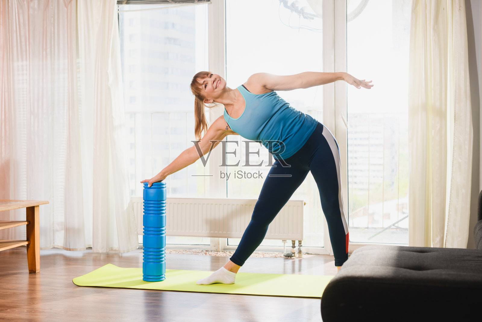 迷人的老年健身女士在家训练照片摄影图片