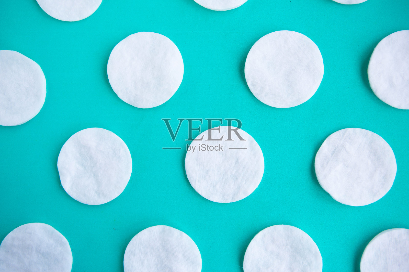 棉海绵图案在绿色薄荷背景，最小的概念照片摄影图片