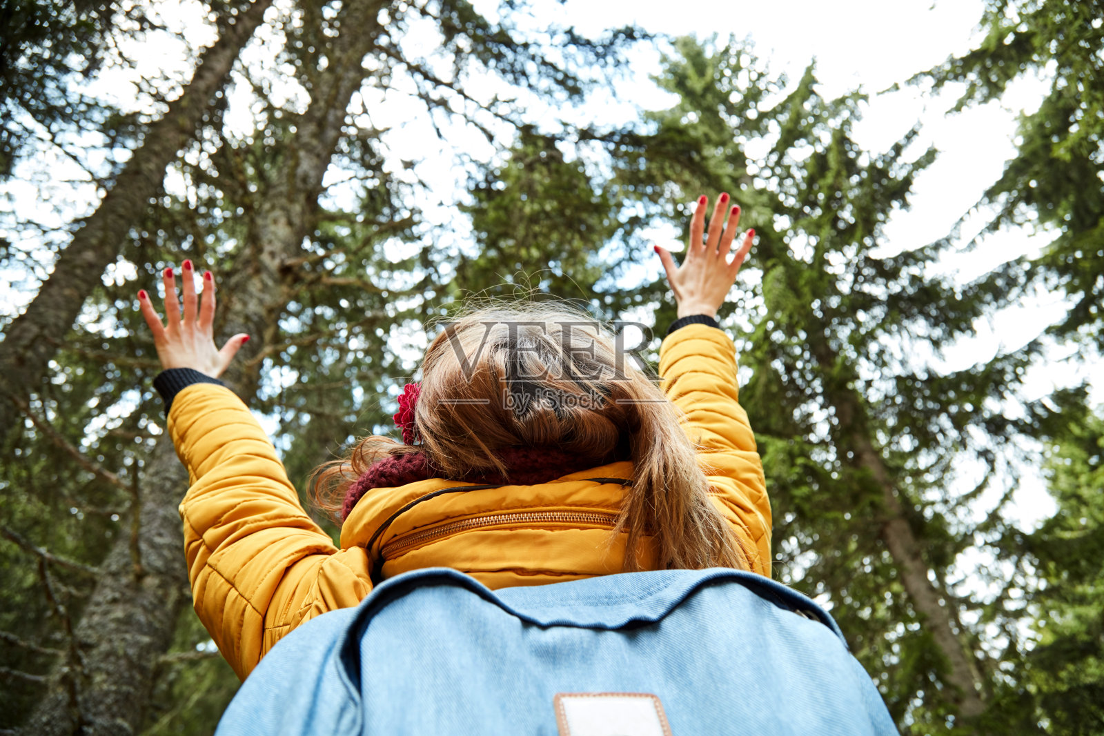 女人在大自然中握着双手，享受着良好的自然氛围。照片摄影图片