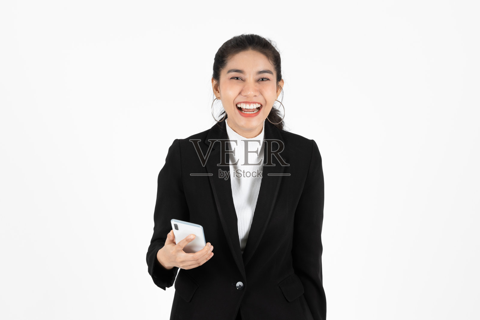 微笑快乐的年轻亚洲商务女性西装手持手机在白色孤立的背景。照片摄影图片