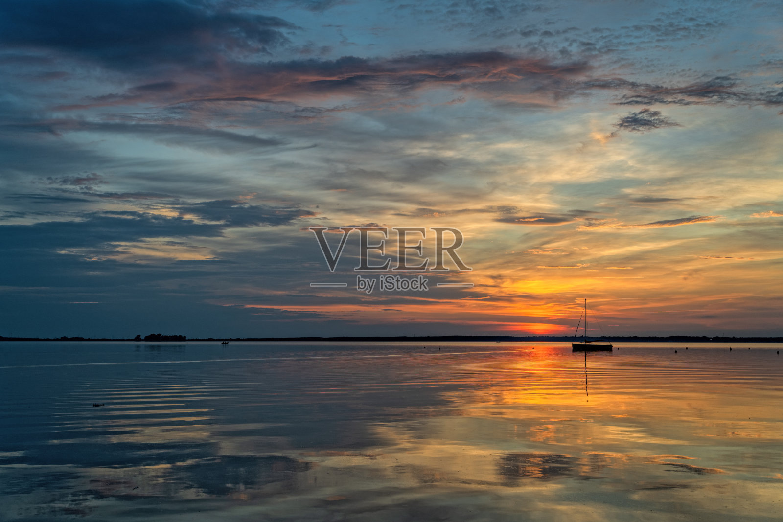 壮丽的云景在黄昏湖照片摄影图片