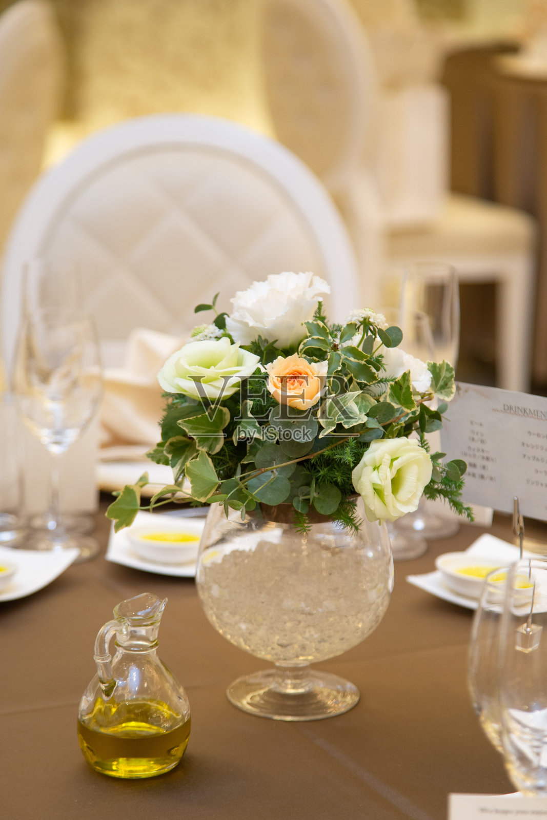 婚宴桌上鲜花照片摄影图片