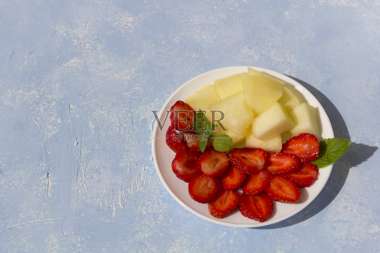 新鲜的有机蔬菜水果沙拉在盘子里。照片摄影图片