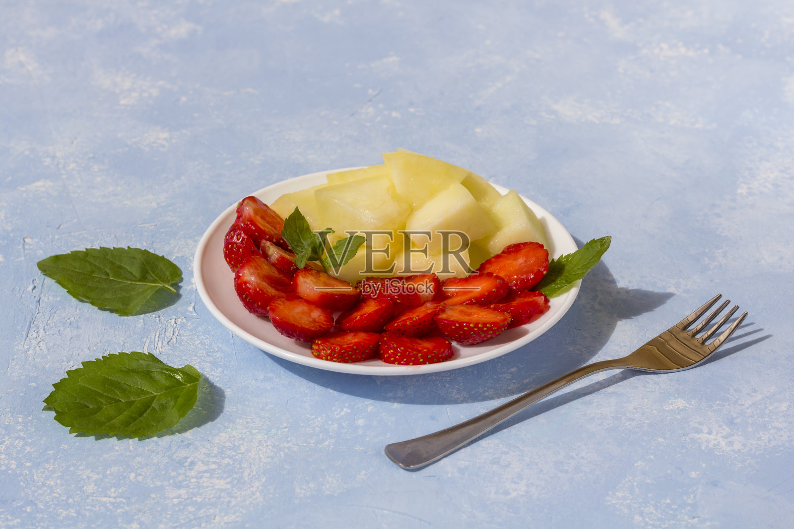 新鲜的有机蔬菜水果沙拉在盘子里。照片摄影图片