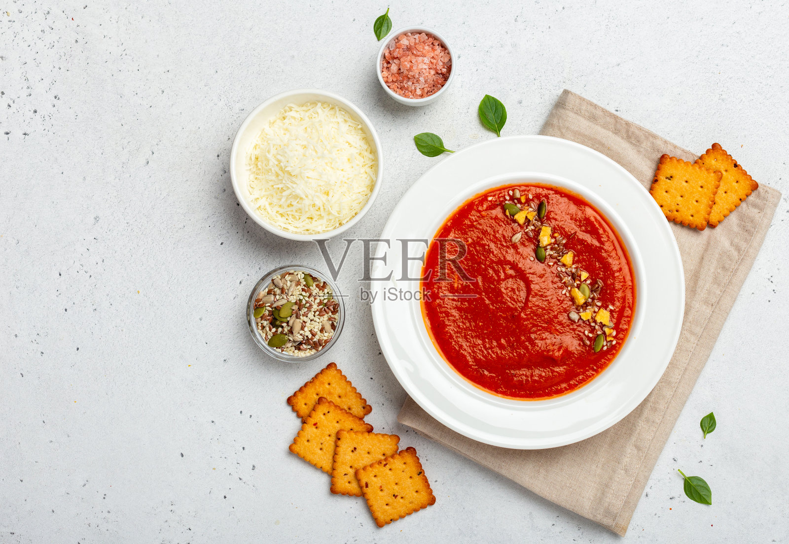 番茄汤配饼干照片摄影图片