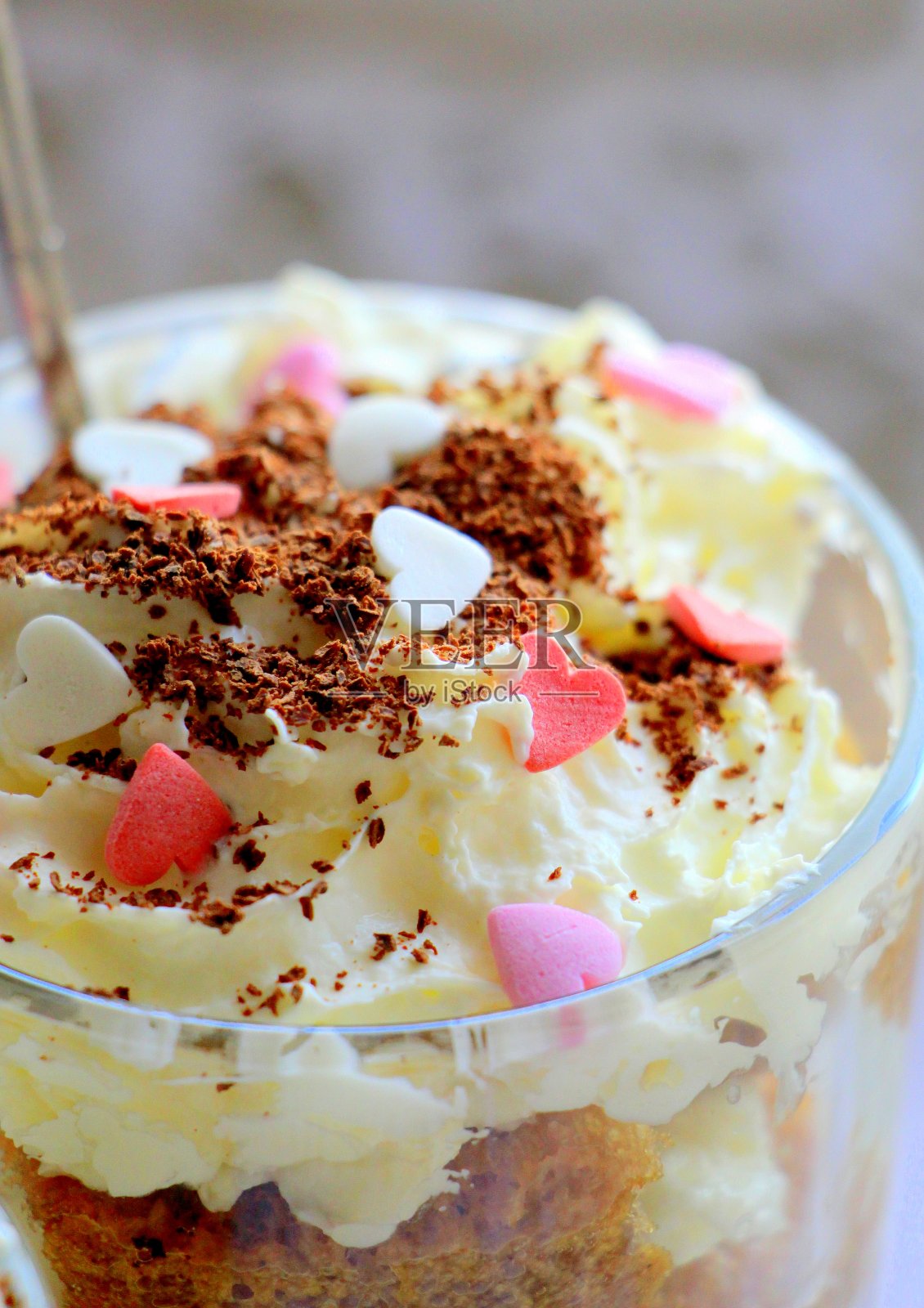 玻璃杯里的甜提拉米苏和萨沃亚迪饼干照片摄影图片