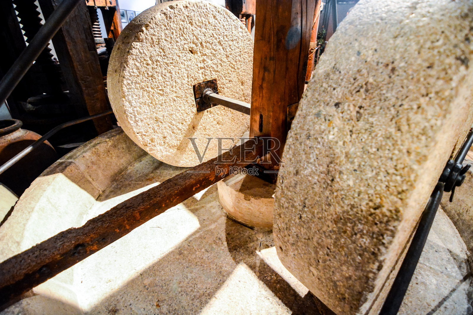 古意大利橄榄油机，用于制油、磨油照片摄影图片