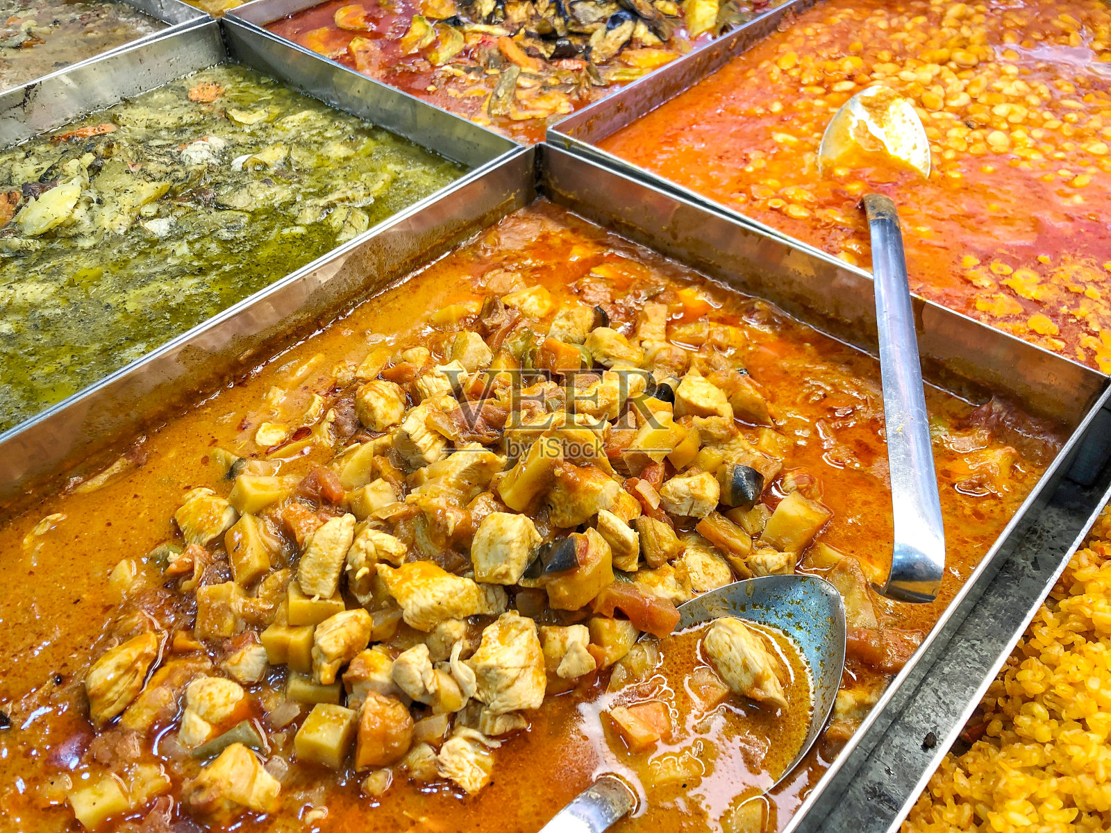 在当地餐馆里品尝各种各样的土耳其菜照片摄影图片