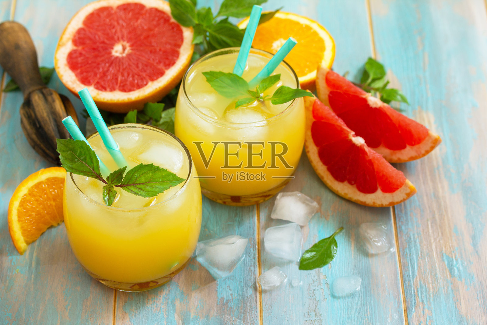 夏季菜单喝。橘子和葡萄柚清凉饮料加冰。副本的空间。照片摄影图片