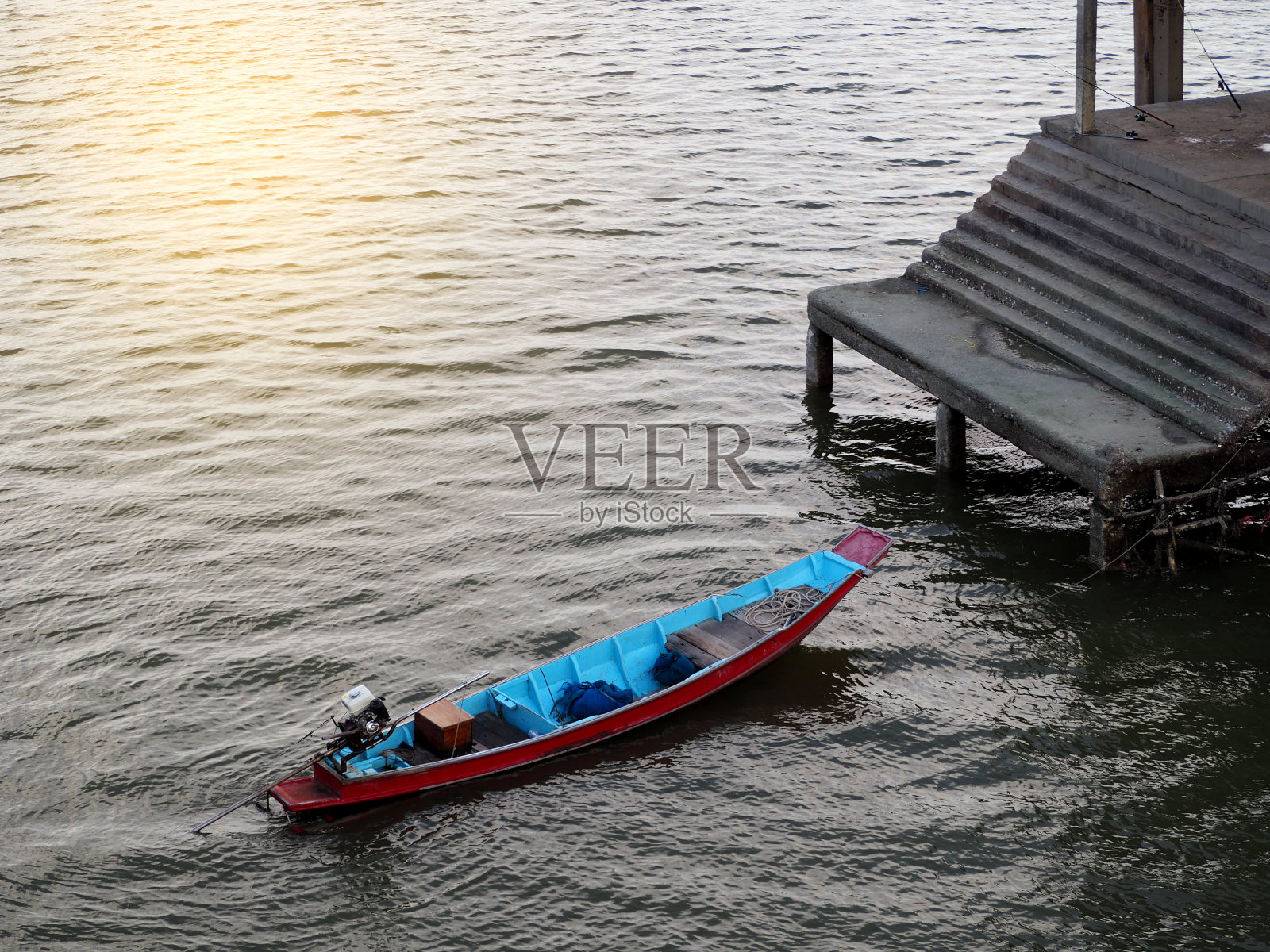 渔船白天停泊在码头照片摄影图片