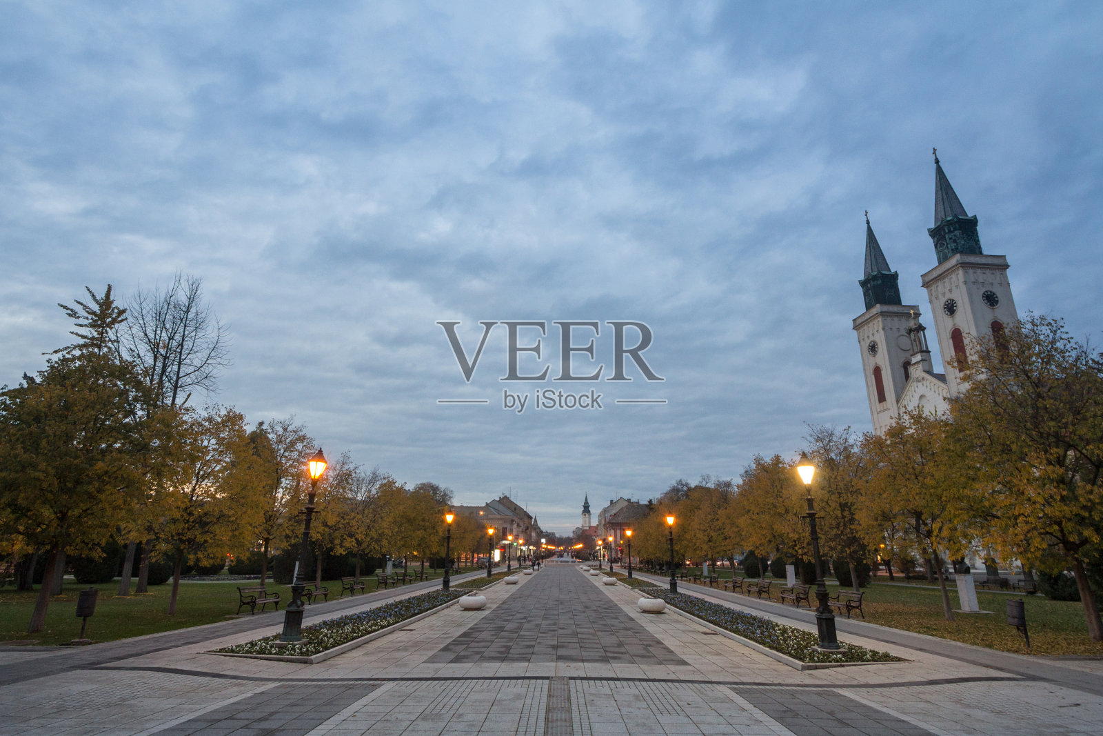 黑暗的主要广场，卡拉·乌洛萨，和主要街道，乌利卡·卡拉·佩特拉，在晚上，卡梅利坎斯卡·克拉克瓦教堂。Sombor是塞尔维亚Voivodina地区的一座城市。照片摄影图片