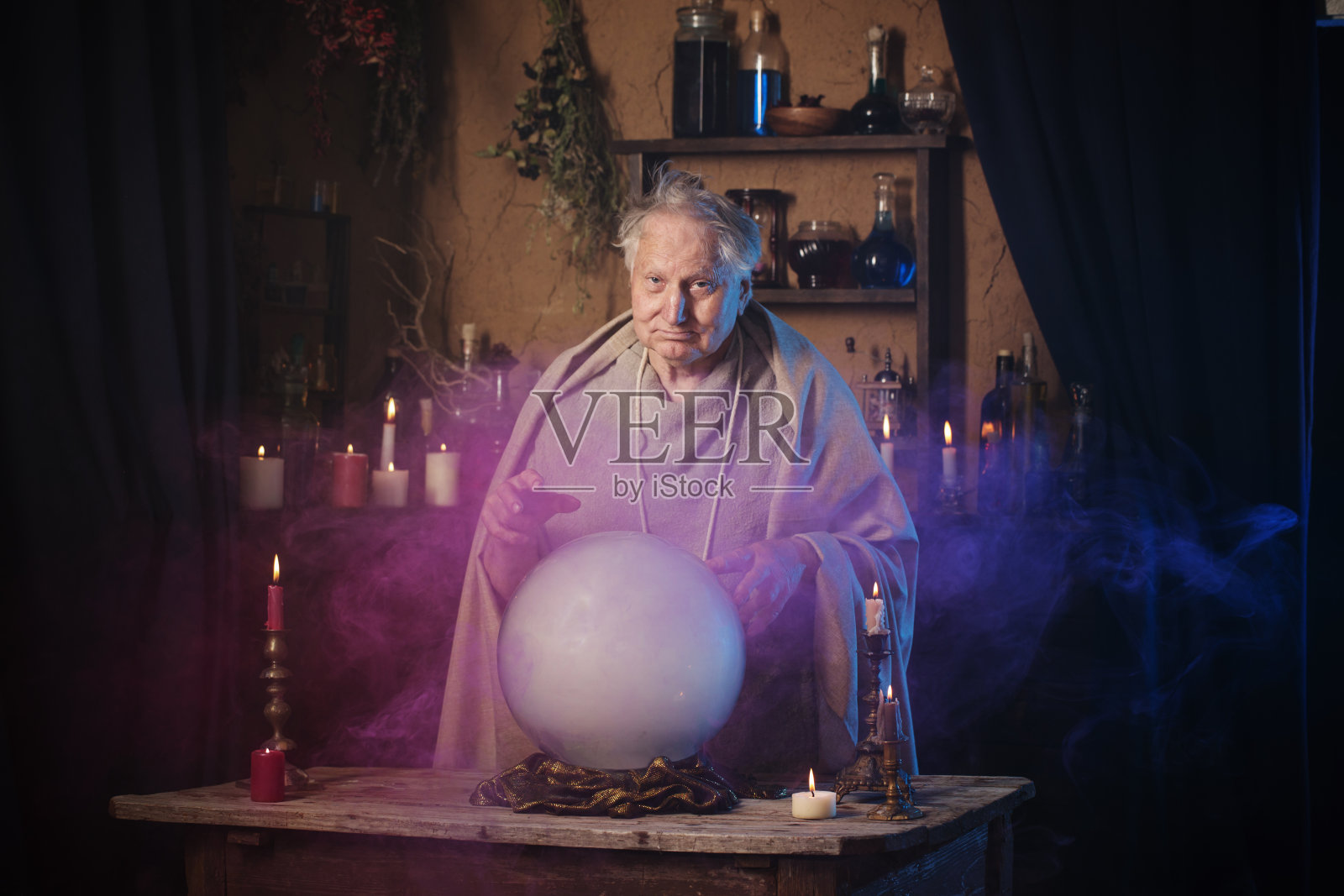 拿着水晶球的老巫师照片摄影图片