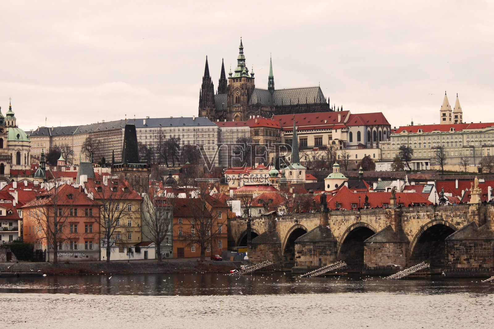 风景优美的布拉格城，布拉格城堡和查理大桥照片摄影图片