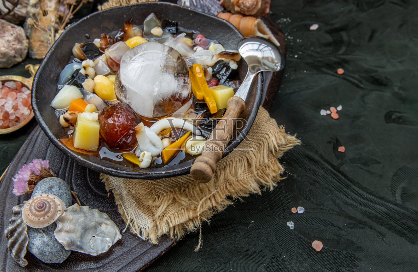 这是一种中国的甜点，用煮沸的糖浆是美味的，这里有很多谷物，包括绿豆，莲子，小米，柿子，果冻，龙眼，煮面粉和糖。照片摄影图片