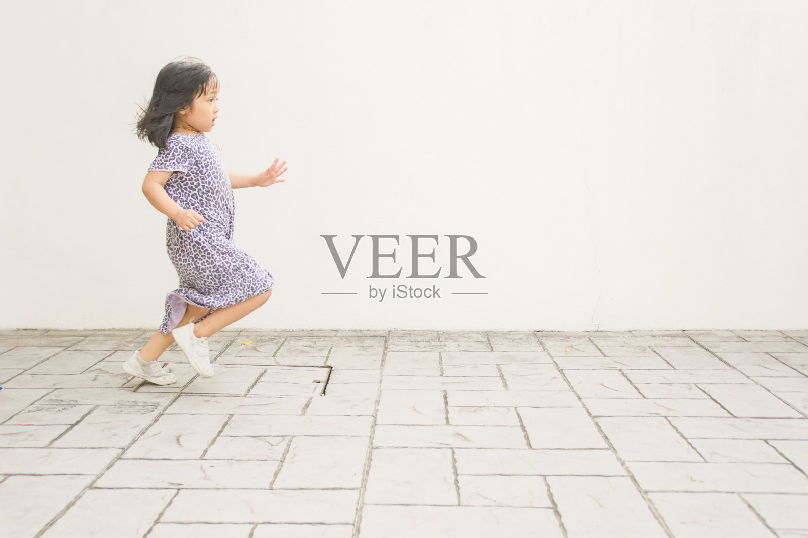 有趣的小亚洲女孩是好玩在锻炼期间在家里照片摄影图片